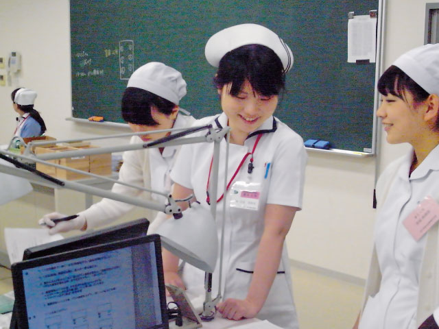 高松市医師会立 看護専門学校 授業風景